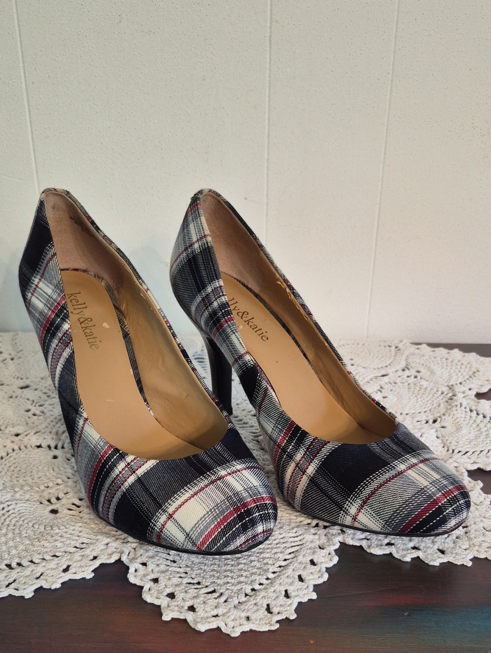 Pretty In Plaid Kelly & Katie Heels Gray Black Red Sz 9.5